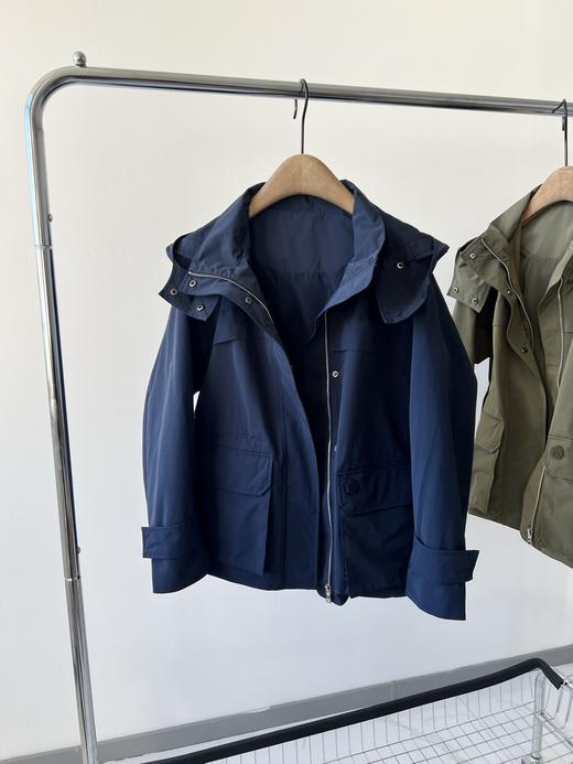 蓝色L码，🍁🍁哈家原单冲锋衣外套，三防面料，超有质感，面料具有防水，防风，高透性能，日常通勤或者户外运动都是不错的选择，超级百搭的一款，高个子和小个子都很友好，细节品质超级赞👍！推荐必入款！ 商品图2