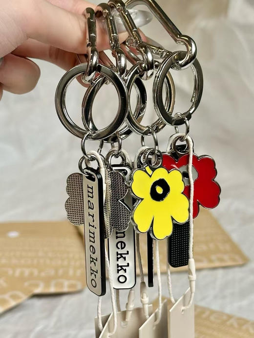 原单正品 Marimekko2025早春新金属白色钥匙扣
独立包装！
可以作为钥匙扣、包挂、车挂、服装装饰挂件！
每一款颜色都很夏天！
四个色，官网450 商品图3