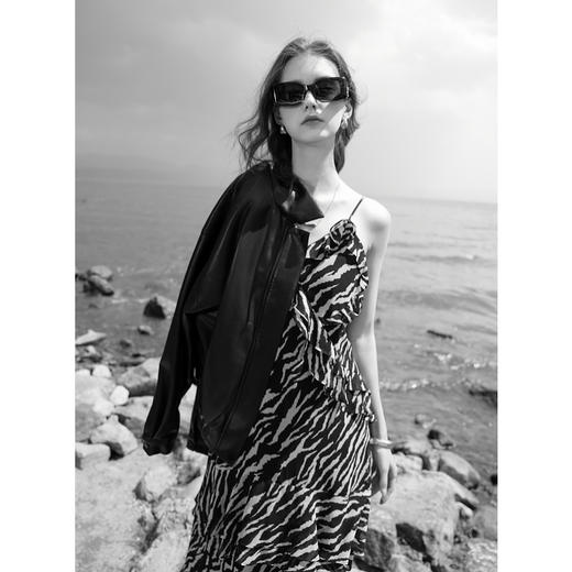 三彩2025夏季新款斑马纹吊带裙荷叶边连衣裙A字长裙度假M 商品图1