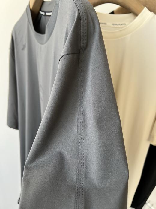 PG灰色7码男款T，纯纯的原单货，必须好好夸一下这款T，面料质感绝绝子，有垂度，有光泽感，而且透气有弹力，面料绝对的天花板，上档次又实用的一款，简约色基础款，打球运动，日常穿搭都很好穿！颜色也是很高级 商品图6