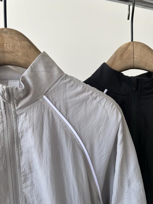 25新款，💖超级火爆的一款，LU家轻盈飘逸的小夹克，双层带内衬的设计，面料自带纹理感，面料丝滑，有光泽感，内衬有弹力亲肤，又可以做空调衫，配上白色线条，特别时尚，有范，无论怎么搭都百搭！ 商品图4