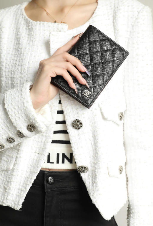 香奈儿全新到货𝟐𝟓𝐏按扣中小球牛皮黑色淡金经典护照夹（HH） 商品图2