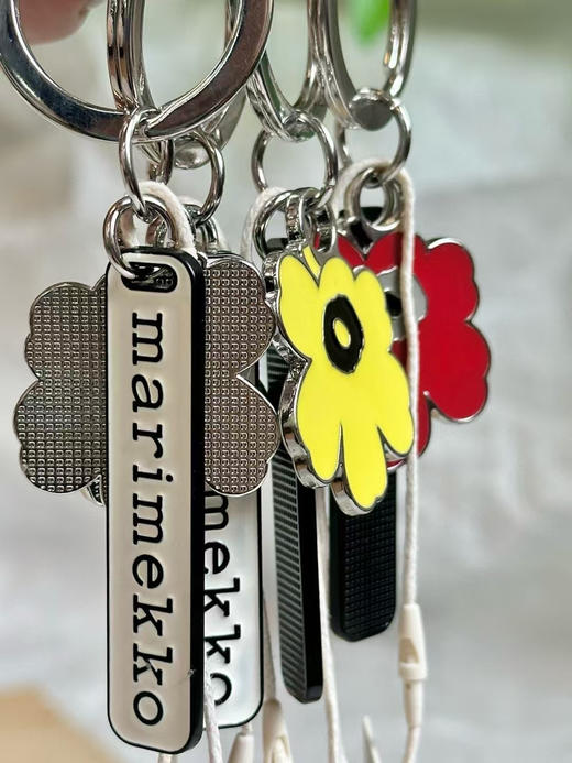 原单正品 Marimekko2025早春新金属白色钥匙扣
独立包装！
可以作为钥匙扣、包挂、车挂、服装装饰挂件！
每一款颜色都很夏天！
四个色，官网450 商品图4