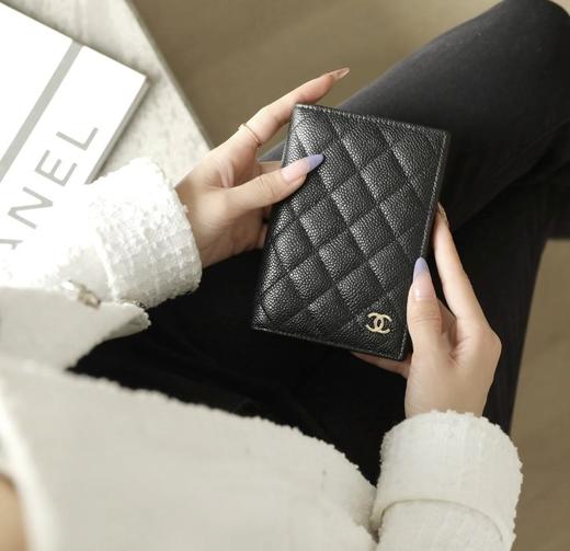香奈儿全新到货𝟐𝟓𝐏按扣中小球牛皮黑色淡金经典护照夹（HH） 商品图3