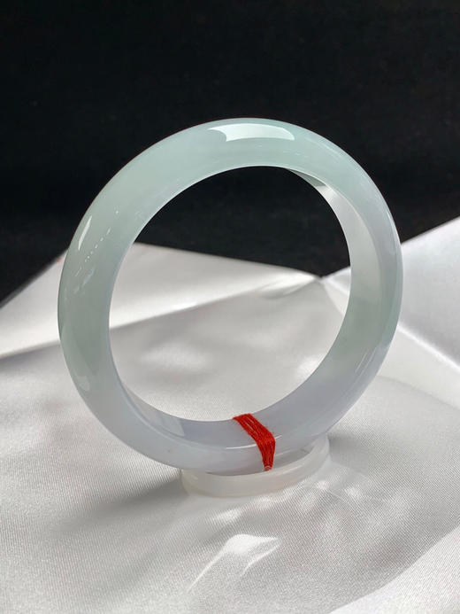 612712，58.5圈口，冰晴正圈平安镯，半截淡晴半截白底，半山半水色，清爽水润 商品图1