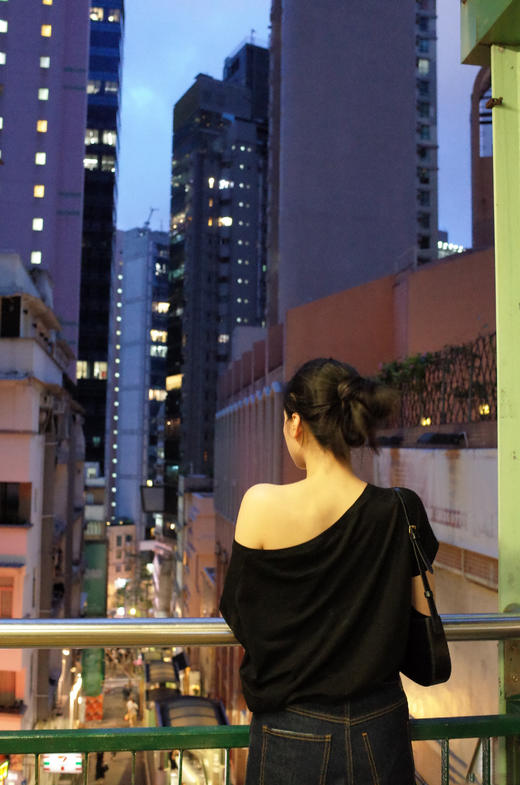 ✨明星同款【多巴胺一字肩短袖T恤】女2025夏季慵懒宽松露肩纯欲上衣 商品图3