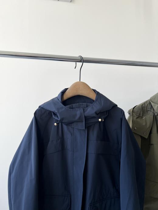 蓝色L码，🍁🍁哈家原单冲锋衣外套，三防面料，超有质感，面料具有防水，防风，高透性能，日常通勤或者户外运动都是不错的选择，超级百搭的一款，高个子和小个子都很友好，细节品质超级赞👍！推荐必入款！ 商品图0