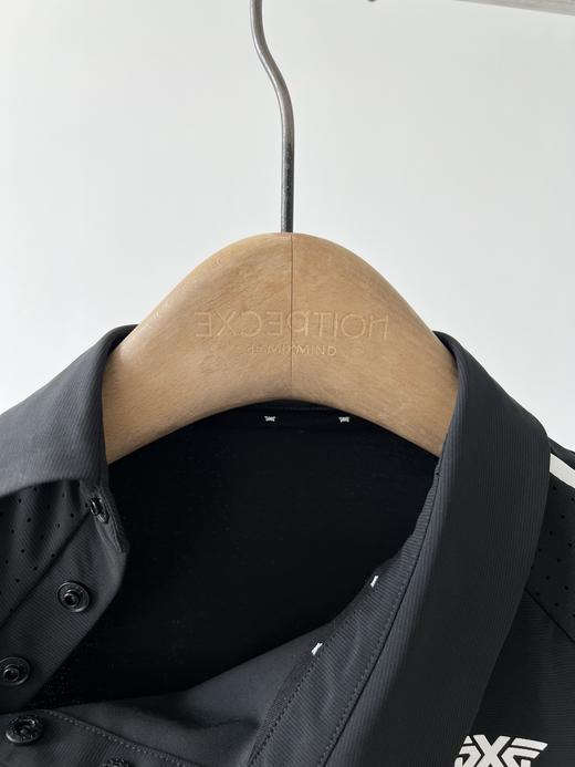 韩国🇰🇷高er夫PXG女士速干T恤，纯原臻品，客供面料，带有横-纹理感，四面弹力，修身款式，提供极度舒适的贴合感，超JI显瘦，胸前、后领部两处logo点缀，超级精致，袖子白色线条勾勒出满满的高级感 商品图5