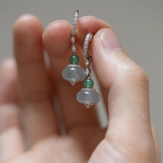 ”润”系列「润物无声」18K白高冰翡翠盘珠耳饰 商品图1