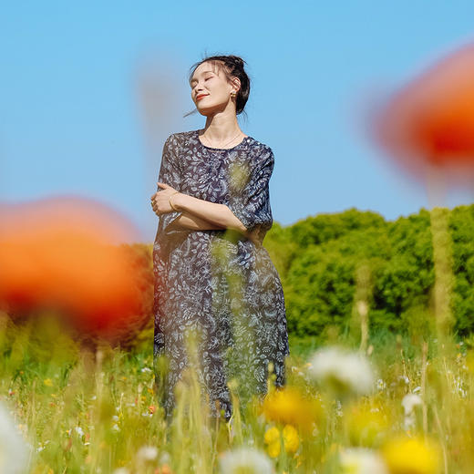 绽放243朵/繁花连衣裙砂洗苎麻蓝花连身蝙蝠袖一字领印花中袖裙子 商品图0