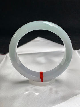 612712，58.5圈口，冰晴正圈平安镯，半截淡晴半截白底，半山半水色，清爽水润