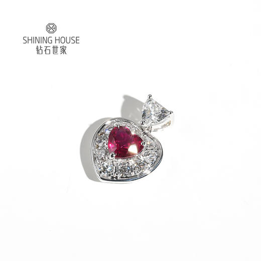 【红宝石吊坠】钻石世家 18K金红宝石镶钻吊坠  让人一见倾心的红宝石 演绎女性的高贵柔情 也寓意着浪漫炙热的美好感情 商品图0