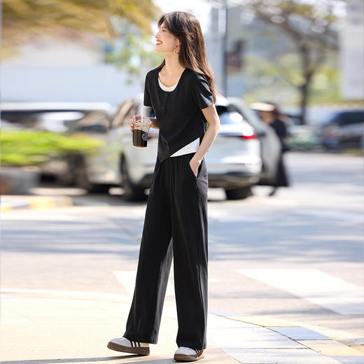 【专属特价】熙世界夏季套装女2025新款时尚黑色假两件圆领T恤休闲长裤两件套 商品图4