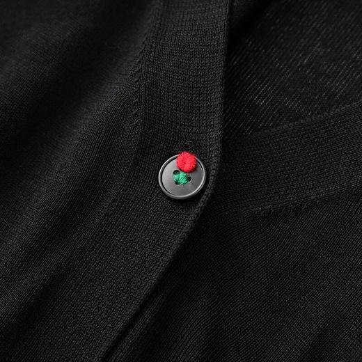 【高货wl】全新升级【铂金会员165/天猫219/差价54】(00354) 洛诗琳雅致甜俏樱桃刺绣天丝V领针织开衫精致休闲新款上衣 商品图3