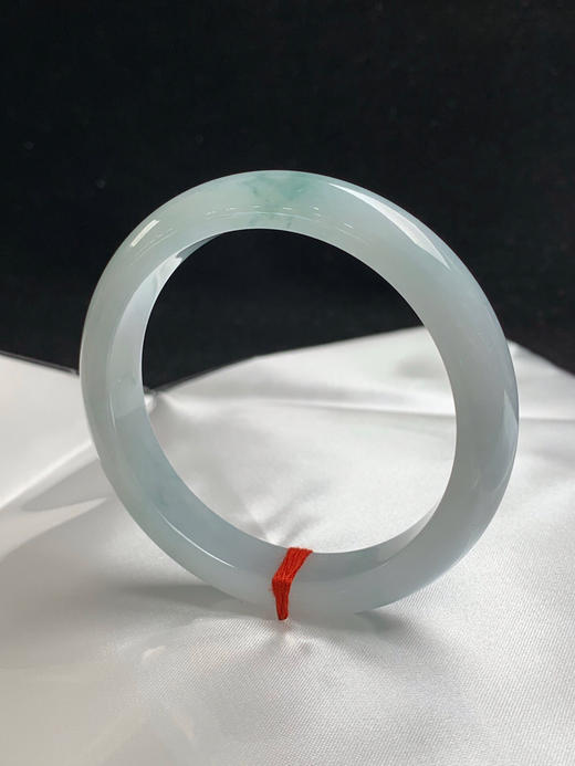 612713，56.7圈口，糯化飘花正圈平安镯，窄条秀气条形，淡底色飘花，整体清爽 商品图2