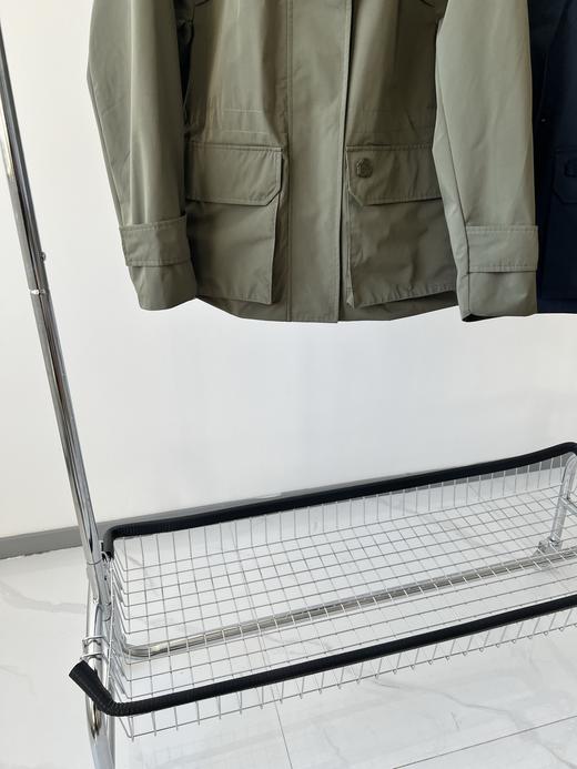 哈家原单冲锋衣外套，三防面料，超有质感，面料具有防水，高透性能，日常通勤或者户外运动都是不错的选择，超级百搭的一款，高个子和小个子都很友好，收腰设计，既可以做工装风，细节品质超级赞👍！推荐必入款！ 商品图3