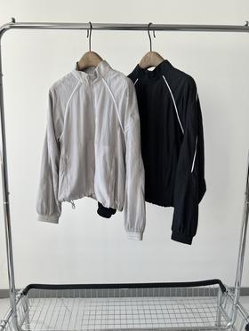 25新款，💖超级火爆的一款，LU家轻盈飘逸的小夹克，双层带内衬的设计，面料自带纹理感，面料丝滑，有光泽感，内衬有弹力亲肤，又可以做空调衫，配上白色线条，特别时尚，有范，无论怎么搭都百搭！