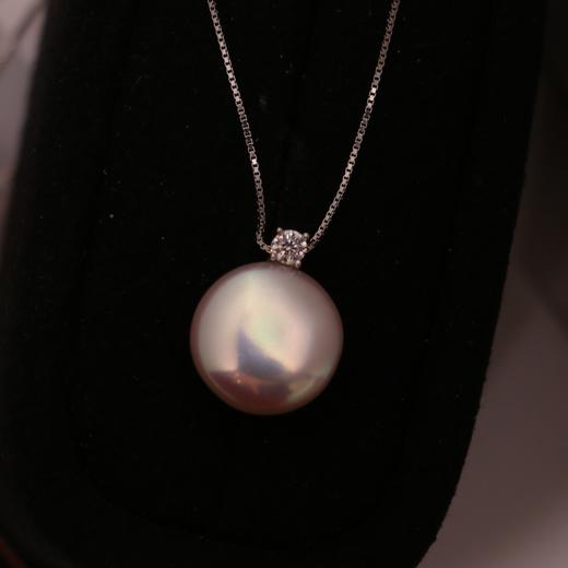 甄珠贝 不一样的戴妃款吊坠 hen轻松的一款 纽扣形天然珍珠 约14mm左右，chao美炫彩光，滑皮ji强光，基本无暇 925纯银配件 商品图0