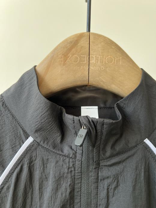 25新款，💖超级火爆的一款，LU家轻盈飘逸的小夹克，双层带内衬的设计，面料自带纹理感，面料丝滑，有光泽感，内衬有弹力亲肤，又可以做空调衫，配上白色线条，特别时尚，有范，无论怎么搭都百搭！ 商品图4