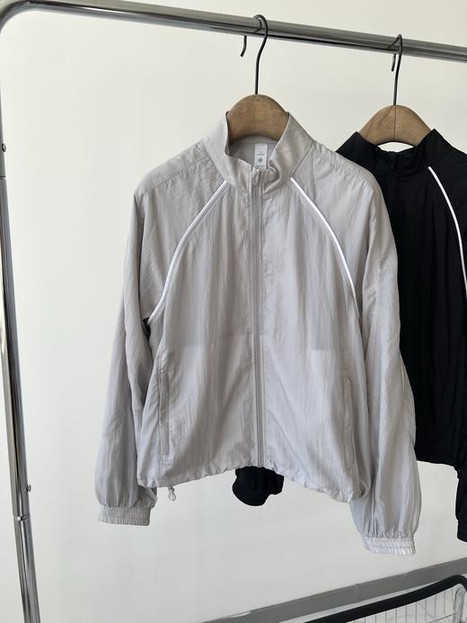 25新款，💖超级火爆的一款，LU家轻盈飘逸的小夹克，双层带内衬的设计，面料自带纹理感，面料丝滑，有光泽感，内衬有弹力亲肤，又可以做空调衫，配上白色线条，特别时尚，有范，无论怎么搭都百搭！ 商品图1