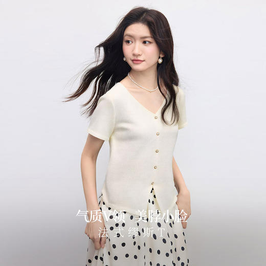 【专属特价】熙世界法式肌理感针织T恤女短袖2025夏季新款百搭气质正肩V领上衣 商品图1