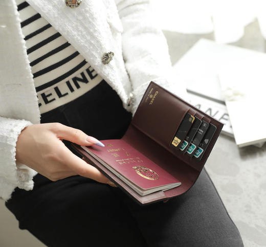 香奈儿全新到货𝟐𝟓𝐏按扣中小球牛皮黑色淡金经典护照夹（HH） 商品图4