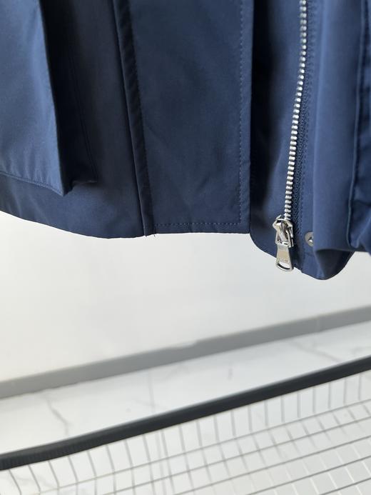 蓝色L码，🍁🍁哈家原单冲锋衣外套，三防面料，超有质感，面料具有防水，防风，高透性能，日常通勤或者户外运动都是不错的选择，超级百搭的一款，高个子和小个子都很友好，细节品质超级赞👍！推荐必入款！ 商品图5