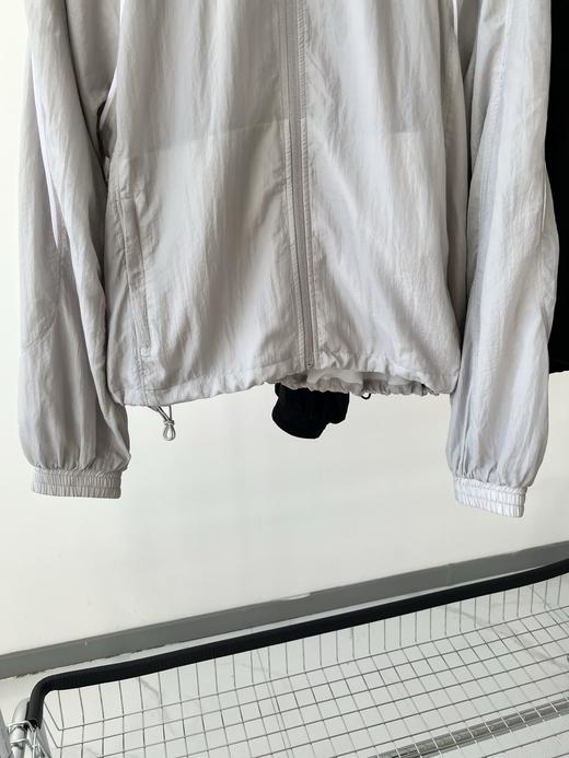 25新款，💖超级火爆的一款，LU家轻盈飘逸的小夹克，双层带内衬的设计，面料自带纹理感，面料丝滑，有光泽感，内衬有弹力亲肤，又可以做空调衫，配上白色线条，特别时尚，有范，无论怎么搭都百搭！ 商品图3