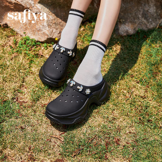 预售|Safiya/索菲娅2025时尚珍珠水钻松糕厚底外穿包头休闲洞洞拖鞋SFD2110404 商品图2