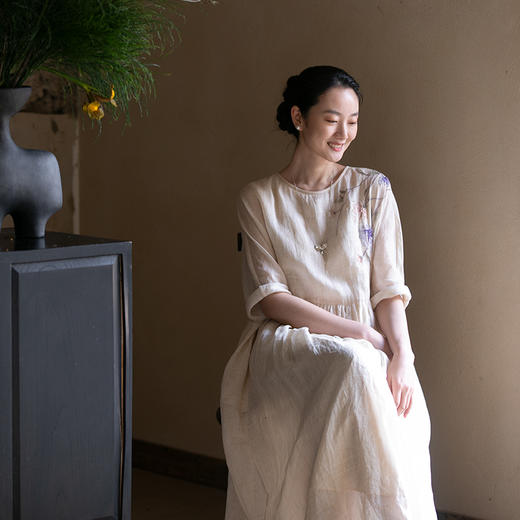 牧衣游原创 苎麻手工刺绣炒色连衣裙新款轻薄圆领宽松长裙 玄鸟至 商品图0