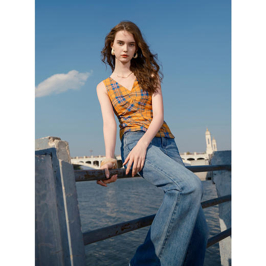 三彩独醒2025夏季新款格纹小衫打褶V领无袖上衣修身休闲F 商品图2