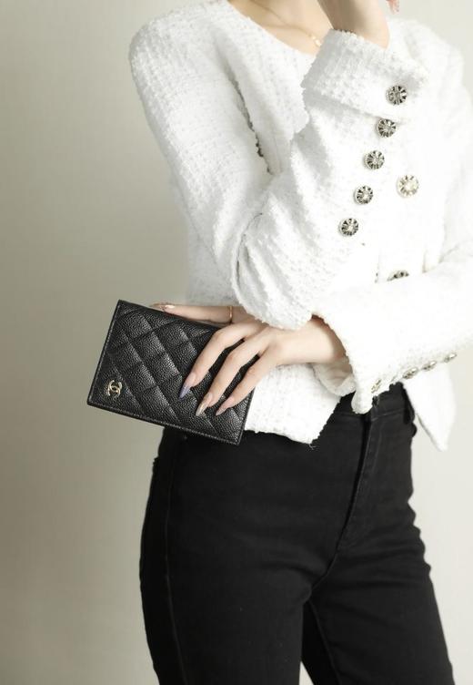 香奈儿全新到货𝟐𝟓𝐏按扣中小球牛皮黑色淡金经典护照夹（HH） 商品图1