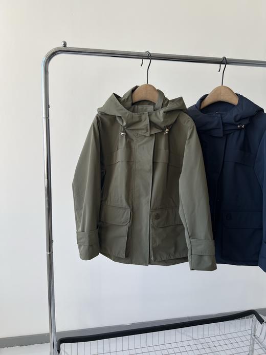 哈家原单冲锋衣外套，三防面料，超有质感，面料具有防水，高透性能，日常通勤或者户外运动都是不错的选择，超级百搭的一款，高个子和小个子都很友好，收腰设计，既可以做工装风，细节品质超级赞👍！推荐必入款！ 商品图1