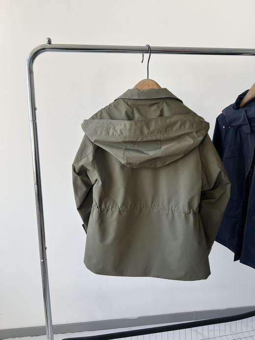 哈家原单冲锋衣外套，三防面料，超有质感，面料具有防水，高透性能，日常通勤或者户外运动都是不错的选择，超级百搭的一款，高个子和小个子都很友好，收腰设计，既可以做工装风，细节品质超级赞👍！推荐必入款！ 商品图10