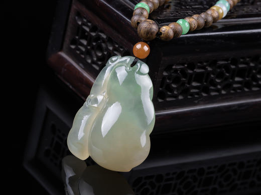 XY0253沉香+冰黄翡翠福瓜挂件 商品图2