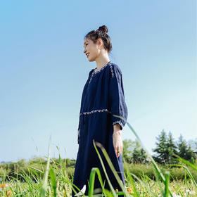 绽放旅行女装159朵/亚麻绣花半开襟抽绳收腰显瘦大摆圆立领连衣裙