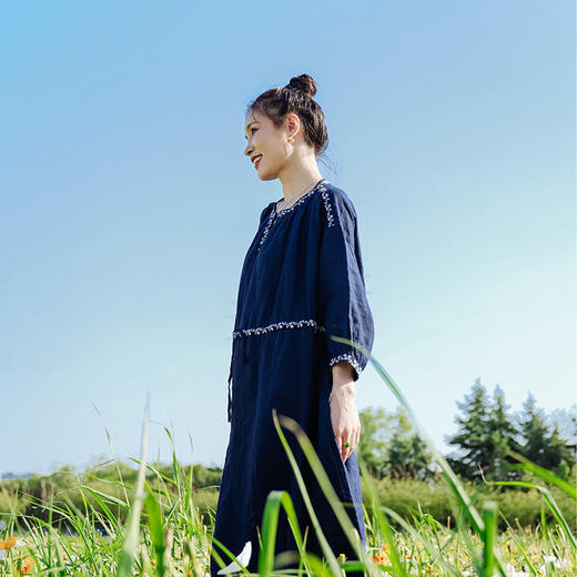 绽放旅行女装159朵/亚麻绣花半开襟抽绳收腰显瘦大摆圆立领连衣裙 商品图0