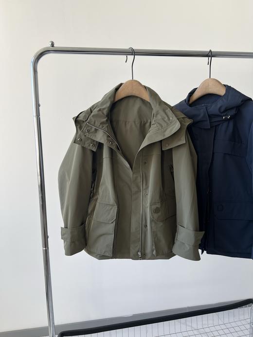 哈家原单冲锋衣外套，三防面料，超有质感，面料具有防水，高透性能，日常通勤或者户外运动都是不错的选择，超级百搭的一款，高个子和小个子都很友好，收腰设计，既可以做工装风，细节品质超级赞👍！推荐必入款！ 商品图5