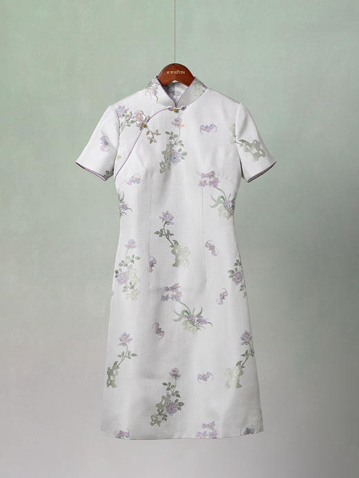 荷言HEYEN 云岚 非遗宋锦提花短款小A摆短袖绿旗袍+手工牡丹花玫瑰花盘扣 商品图4