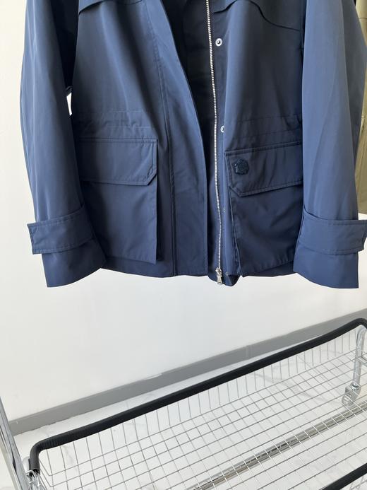蓝色L码，🍁🍁哈家原单冲锋衣外套，三防面料，超有质感，面料具有防水，防风，高透性能，日常通勤或者户外运动都是不错的选择，超级百搭的一款，高个子和小个子都很友好，细节品质超级赞👍！推荐必入款！ 商品图4
