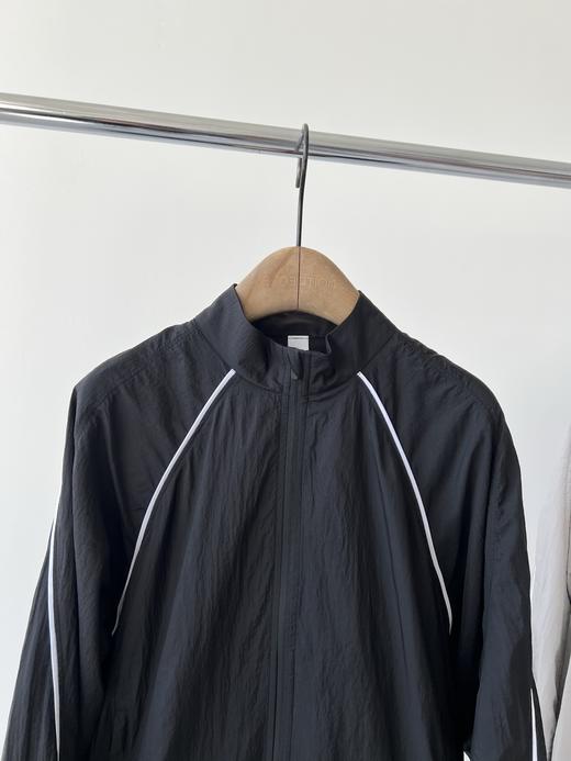 25新款，💖超级火爆的一款，LU家轻盈飘逸的小夹克，双层带内衬的设计，面料自带纹理感，面料丝滑，有光泽感，内衬有弹力亲肤，又可以做空调衫，配上白色线条，特别时尚，有范，无论怎么搭都百搭！ 商品图1