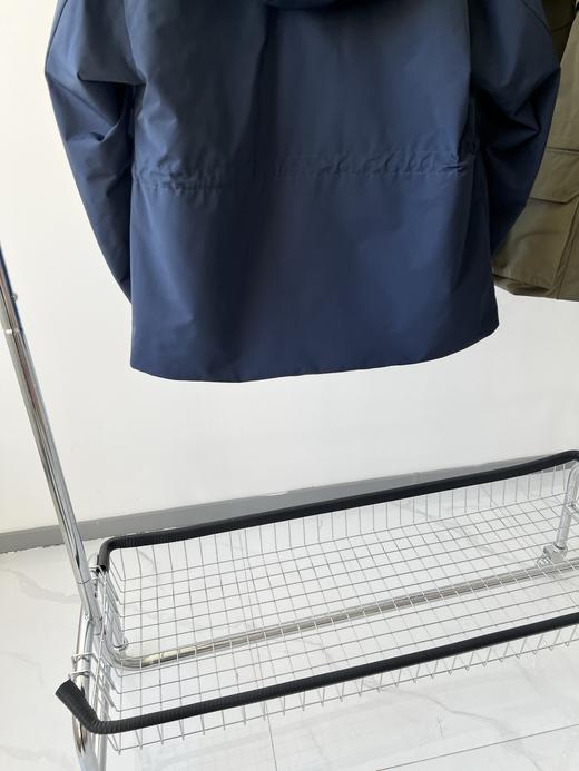 蓝色L码，🍁🍁哈家原单冲锋衣外套，三防面料，超有质感，面料具有防水，防风，高透性能，日常通勤或者户外运动都是不错的选择，超级百搭的一款，高个子和小个子都很友好，细节品质超级赞👍！推荐必入款！ 商品图9