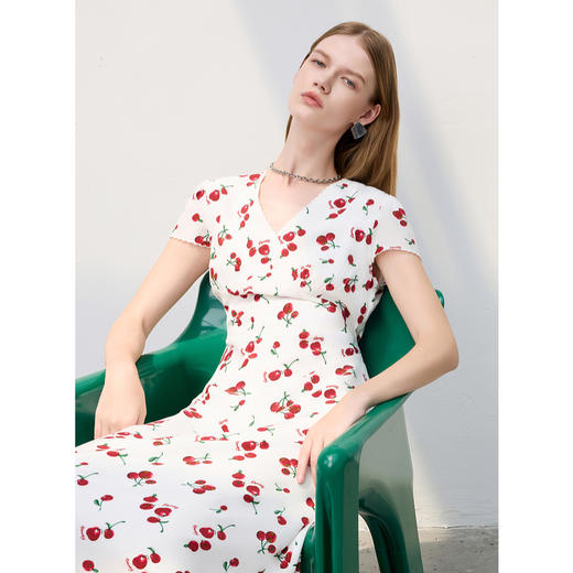 三彩2025夏季新款樱桃连衣裙V领收腰A字裙短袖长裙复古优雅S 商品图3