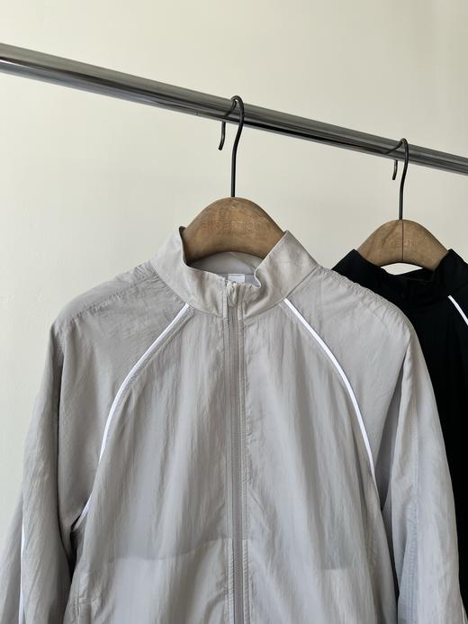 25新款，💖超级火爆的一款，LU家轻盈飘逸的小夹克，双层带内衬的设计，面料自带纹理感，面料丝滑，有光泽感，内衬有弹力亲肤，又可以做空调衫，配上白色线条，特别时尚，有范，无论怎么搭都百搭！ 商品图2