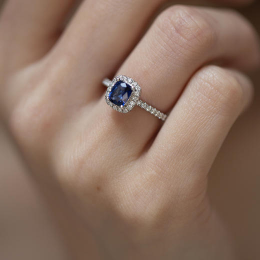 「幽蓝之魅」18K白蓝宝石钻戒 商品图1