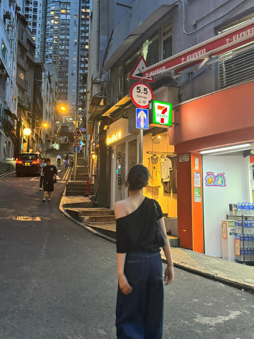 ✨明星同款【多巴胺一字肩短袖T恤】女2025夏季慵懒宽松露肩纯欲上衣 商品图4