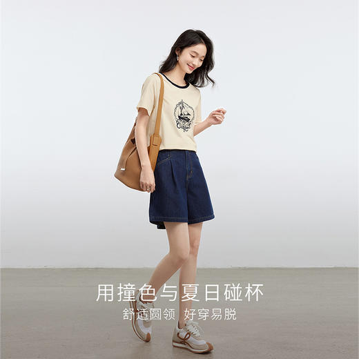 【五折购】熙世界2025夏日新款度假风印花正肩T恤女士短袖美式复古圆领上衣 商品图2