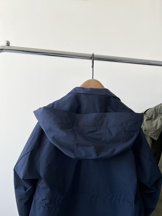 蓝色L码，🍁🍁哈家原单冲锋衣外套，三防面料，超有质感，面料具有防水，防风，高透性能，日常通勤或者户外运动都是不错的选择，超级百搭的一款，高个子和小个子都很友好，细节品质超级赞👍！推荐必入款！ 商品图8