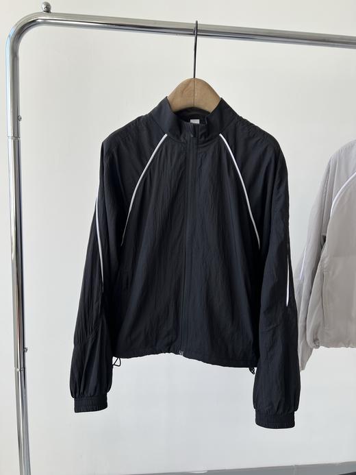 25新款，💖超级火爆的一款，LU家轻盈飘逸的小夹克，双层带内衬的设计，面料自带纹理感，面料丝滑，有光泽感，内衬有弹力亲肤，又可以做空调衫，配上白色线条，特别时尚，有范，无论怎么搭都百搭！ 商品图0