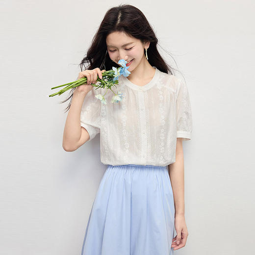 【专属特价】熙世界法式精致刺绣白衬衫女短袖夏季通勤淡人穿搭泡泡袖圆领衬衣 商品图4
